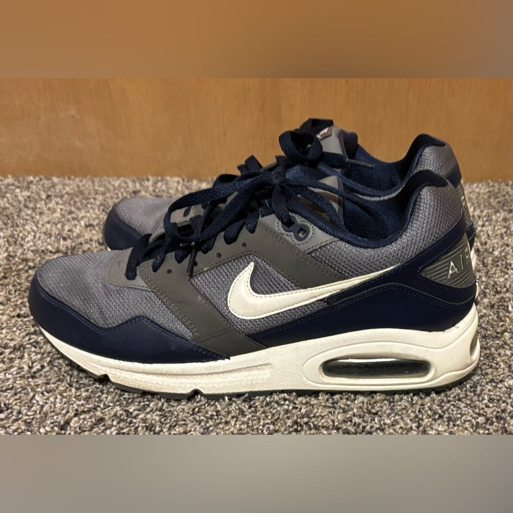Men’s size 9 Nike Air Max tennis shoes